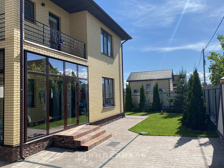 Продаётся качественный дом в пригороде Обнинска на участке с ландшафтным дизайном. 